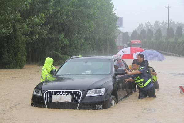 蕪合高速：暴雨中的“推車哥”_調(diào)整大小.jpg