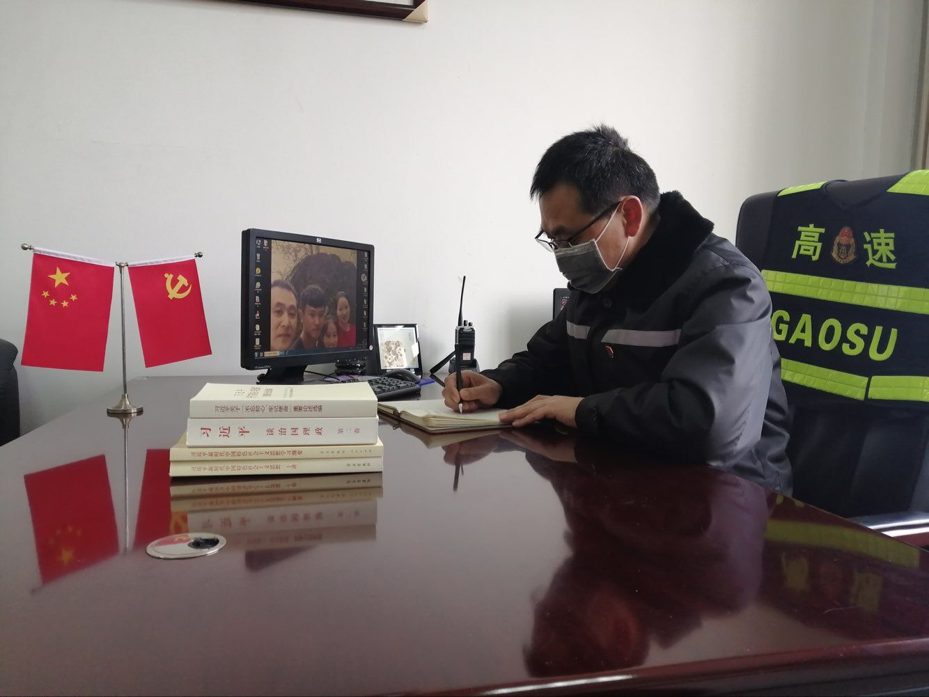 界阜蚌公司利辛東站青年團員積極做宣傳志愿者，在收費廣場發(fā)放“知艾防艾宣傳單”，營造良好的艾滋病防治社會環(huán)境。.jpg